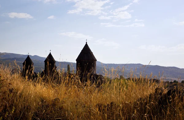 Antigua iglesia armenia perdida en la hierba — Foto de Stock