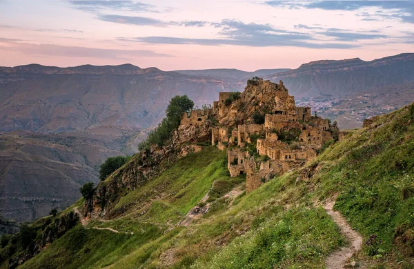 Kafkasya dağlarında terk edilmiş Dağıstan köyleri.