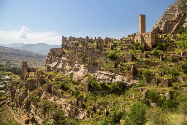 Kafkasya dağlarında terk edilmiş Dağıstan köyleri.