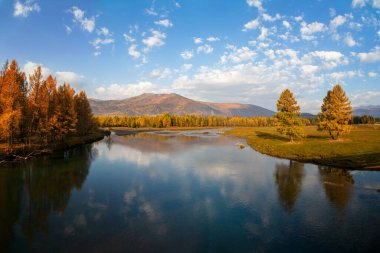 Sabahın erken saatlerinde Jazator nehrinde sonbaharda