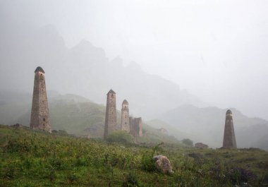 Eski bir kule kompleksi olan Niy, Ingushetia 'da yağmurda