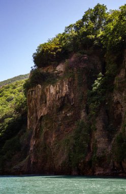 Mayıs ayında Sulak Nehri kanyonu boyunca tekne gezisi