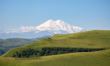 Elbrus Dağı 'nın manzarası - Rusya ve Avrupa' nın en yüksek dağı.