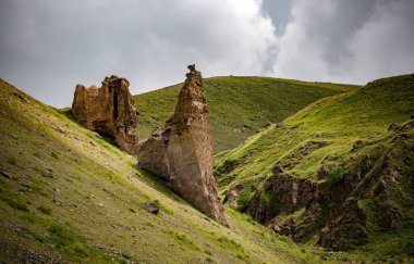 Kala-Kulak boğazındaki Ejder Jila-Su 'nun dişleri.