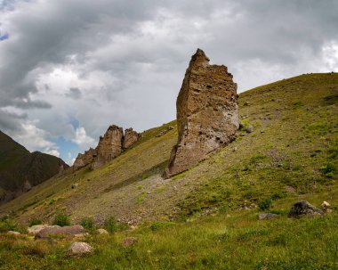 Kala-Kulak boğazındaki Ejder Jila-Su 'nun dişleri.