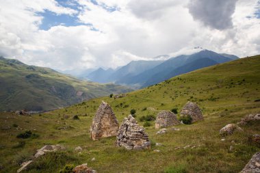 Digoria 'daki Donifar-Lezgorsk mezarlığı Kafkasya dağlarındaki en büyük mezarlıktır.