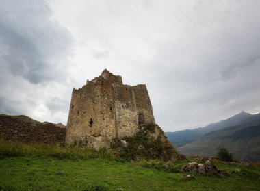 Kuzey Osetya 'daki Digor Geçidi' ndeki dağların arasında Fregat Kalesi