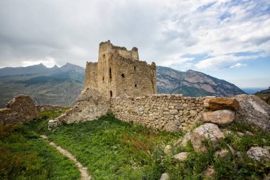 Kuzey Osetya 'daki Digor Geçidi' ndeki dağların arasında Fregat Kalesi
