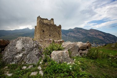 Kuzey Osetya 'daki Digor Geçidi' ndeki dağların arasında Fregat Kalesi