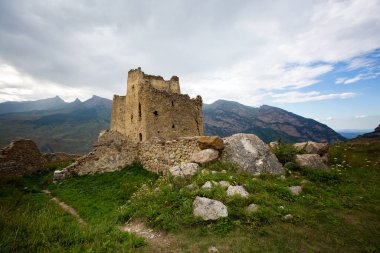 Kuzey Osetya 'daki Digor Geçidi' ndeki dağların arasında Fregat Kalesi