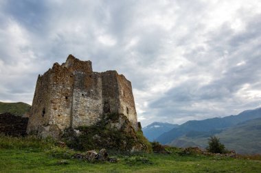 Kuzey Osetya 'daki Digor Geçidi' ndeki dağların arasında Fregat Kalesi