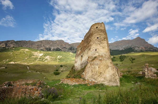 Kuzey Osetya 'daki Digor Geçidi' ndeki dağların arasında Fregat Kalesi