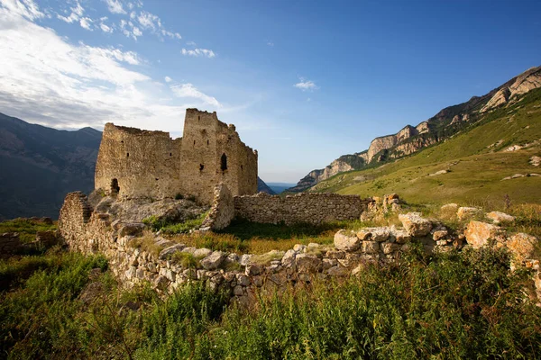 Kuzey Osetya 'daki Digor Geçidi' ndeki dağların arasında Fregat Kalesi
