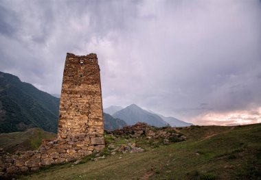 Galiat köyü, kuleler ve konut binalarından oluşan bir ortaçağ mimari kompleksi.
