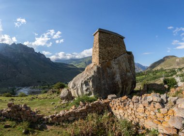 Amirkhan Kulesi. Bir yaz akşamı Yukarı Bakaria köyünde eşsiz bir tarihi bina.