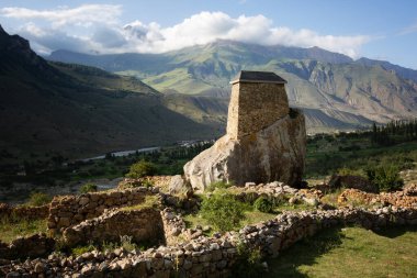 Amirkhan Kulesi. Bir yaz akşamı Yukarı Bakaria köyünde eşsiz bir tarihi bina.