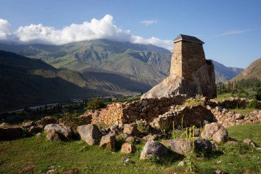 Amirkhan Kulesi. Bir yaz akşamı Yukarı Bakaria köyünde eşsiz bir tarihi bina.