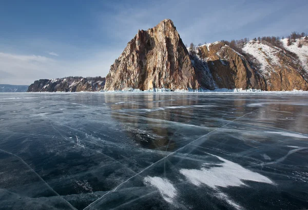 Le Baïkal du conte d'hiver - glace pure, rochers et reflets — Photo