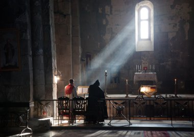 Sabah Servisi manastırda