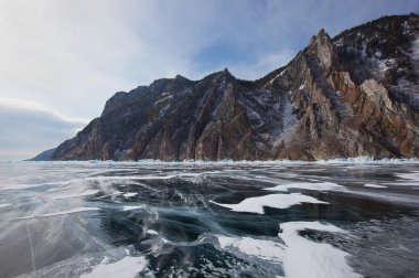 Kış Masalı Baykal - saf buz, kayalar ve yansımaları