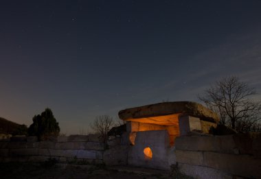 Geceleri mistik dolmen