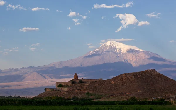 Khor Virap di latar belakang Ararat — Stok Foto