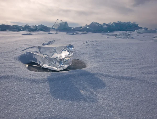 Tiszta jég, a Bajkál-tó, az esti fény jégcsap — Stock Fotó