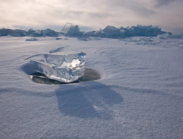 Hielo puro del lago Baikal, carámbano en la luz de la tarde —  Fotos de Stock