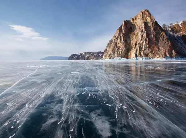 Зимняя сказка Байкал - чистый лед, скалы и отражения — стоковое фото