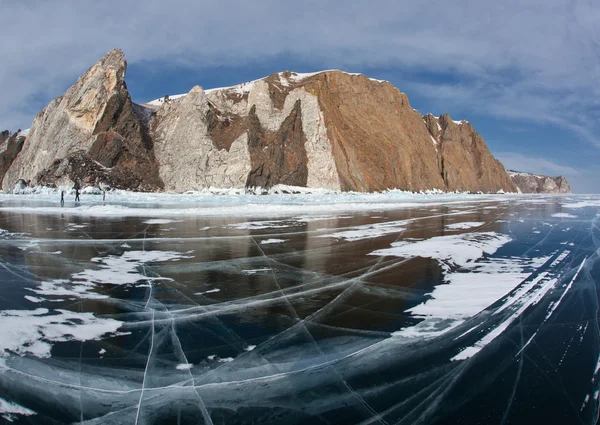 Racconto d'inverno Baikal - ghiaccio puro, rocce e riflessi — Foto Stock