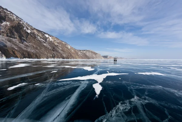 El cuento de invierno Baikal: hielo puro, rocas y reflejos — Foto de Stock