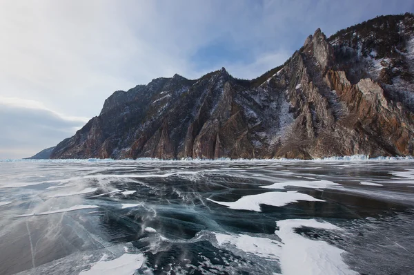 Winter's Tale Bajkał - czystego lodu, skał i refleksje — Zdjęcie stockowe
