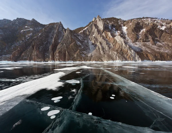 Le Baïkal du conte d'hiver - glace pure, rochers et reflets — Photo