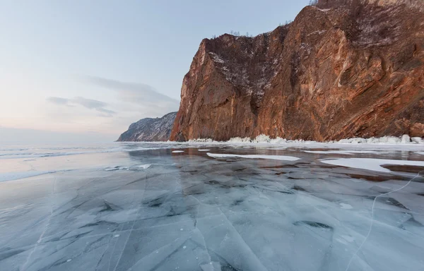 Le Baïkal du conte d'hiver - glace pure, rochers et reflets — Photo