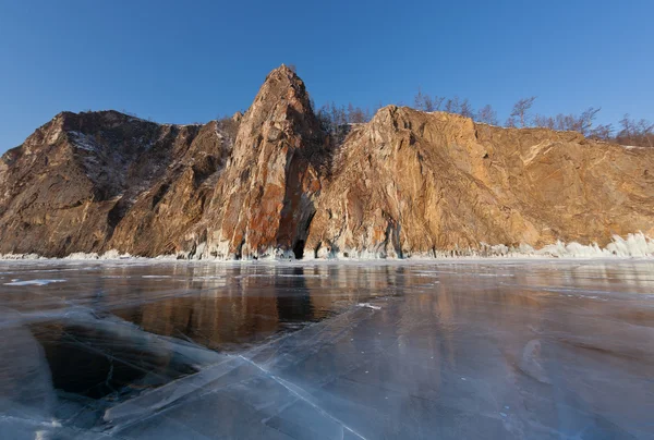 Le Baïkal du conte d'hiver - glace pure, rochers et reflets — Photo