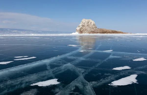 Der Wintermärchen-Baikal - reines Eis, Felsen und Spiegelungen — Stockfoto