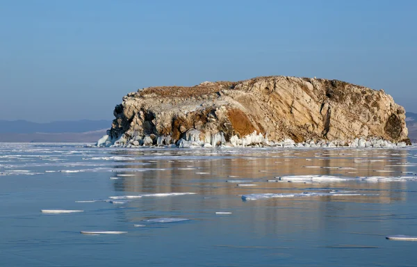 The Winter's Tale Baikal - puur ijs, rotsen en reflecties — Stockfoto