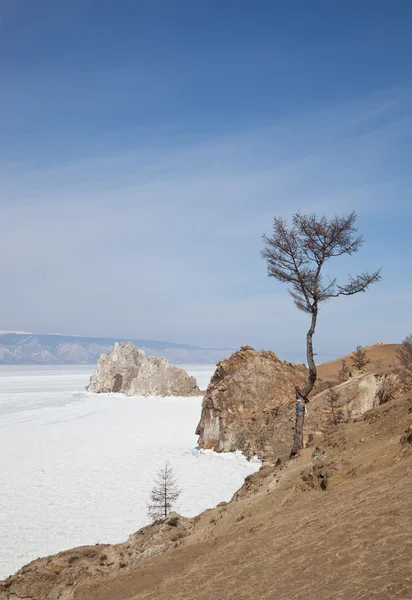 Vista desde la isla de Olkhon en el invierno de Baikal — Foto de Stock