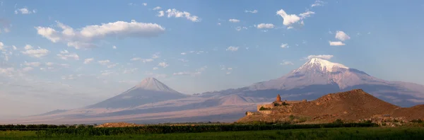 Khor Virap no fundo de Ararat — Fotografia de Stock