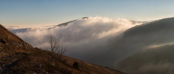 Schöne Luftperspektive in den Bergen — Stockfoto