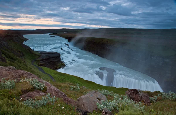Wodospadu Islandii letnich nocy — Zdjęcie stockowe