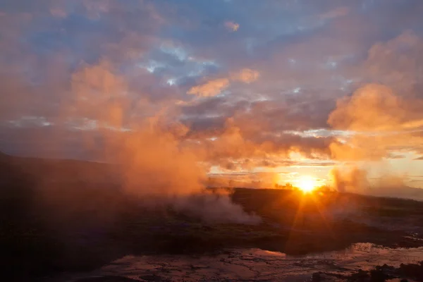 Dawn in the geyser valley — Stock Photo, Image