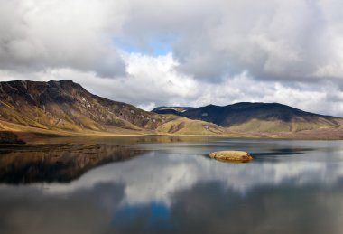 İzlanda'daki renkli taş