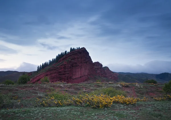Red rocks Kyrgyzstan after sunset — Stock Photo, Image
