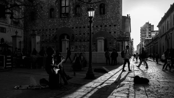 Artista Callejero Ciudad Atardecer Royaltyfria Stockbilder