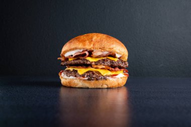 HAMBURGUESA DOBLE DE CARNE VACUNA CON QuESO ÇEDAR Y BACON EN PAN DE PAPA