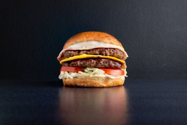 HAMBURGUESA DOLE DE CARNE VACUNA CON LECHUGA, HUEVO TOMATE Y MAYONESA CASERA EN PAN DE PAPA