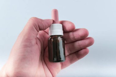 asite esencial mediinal de cannabis en mano izquierda