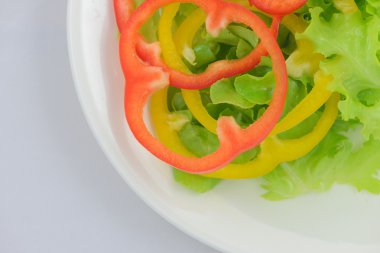 Çeşitli renkli biber, yeşil meşe marul