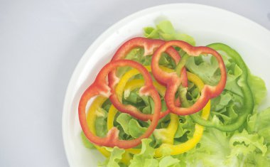 Çeşitli renkli biber, yeşil meşe marul